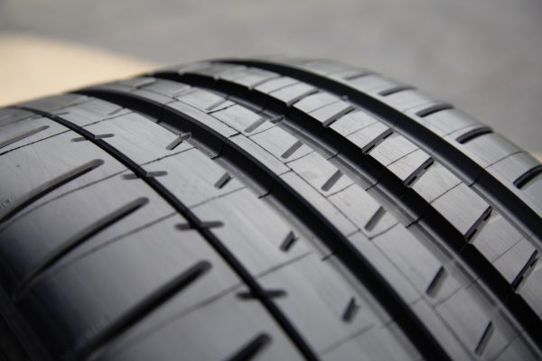 Michelin-Pilot-Super-Sport-275-35ZR20-102Y-XL-Tire_554533fe-ac13-4ded-be88-abfef0656c00_1.1a1432cff54f0f68e80cb67c53abe971.jpg